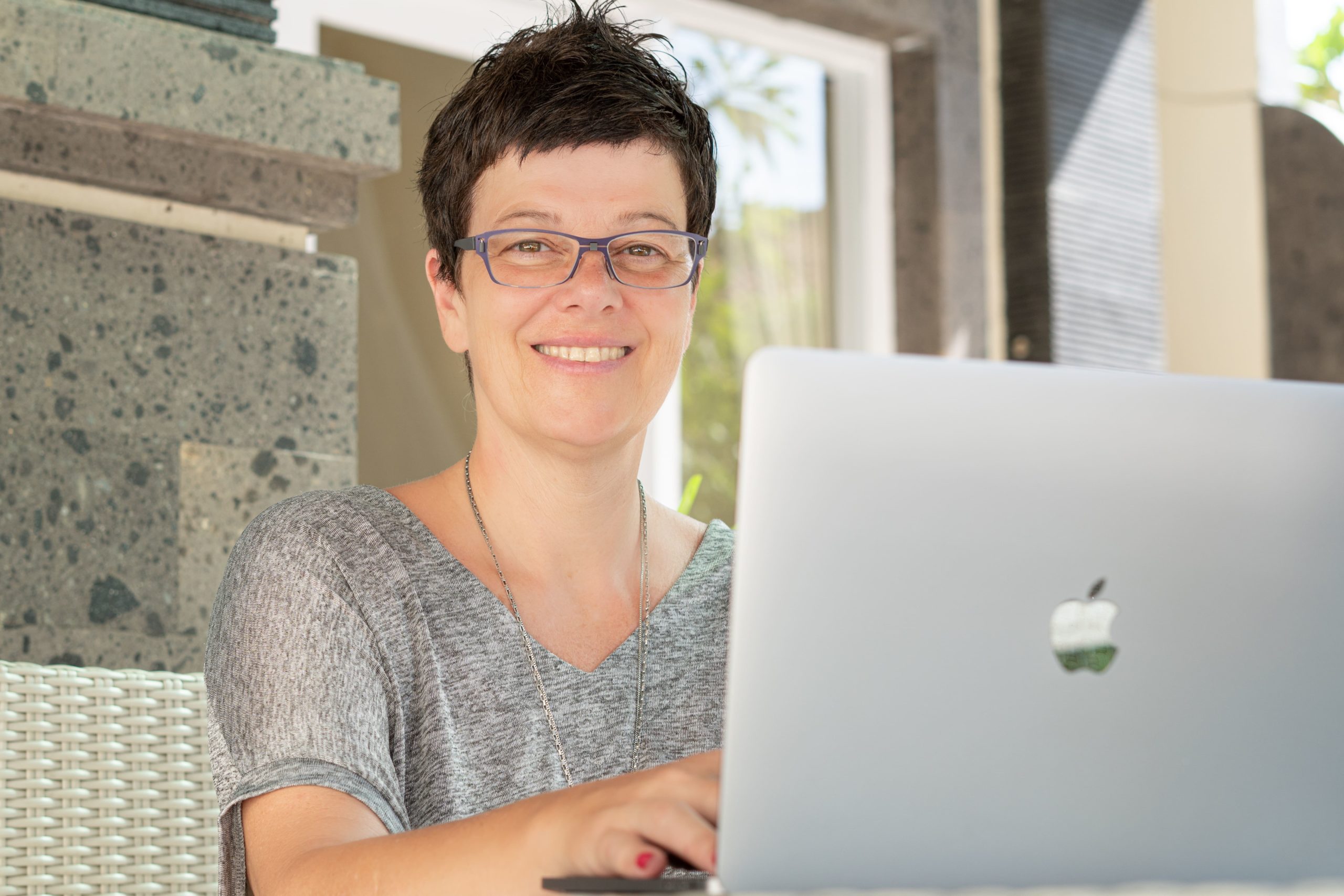 Eva_Laptop-min Heilpraktiker für Psychotherapie Onlinekurs